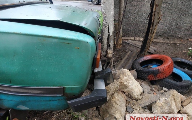 В Николаеве на Херсонском шоссе два автомобиля протаранили друг друга, одна из машин врезалась в забор Фото № 6 В Николаеве на Херсонском шоссе два автомобиля протаранили друг друга, одна из машин врезалась в забор Фото № 6