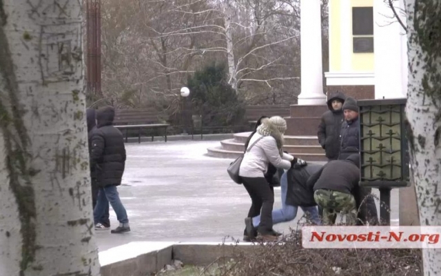 В Николаеве сторонники Михеила Саакашвили требуют отставки Президента Украины Петра Порошенко Фото № 4 В Николаеве сторонники Михеила Саакашвили требуют отставки Президента Украины Петра Порошенко Фото № 4