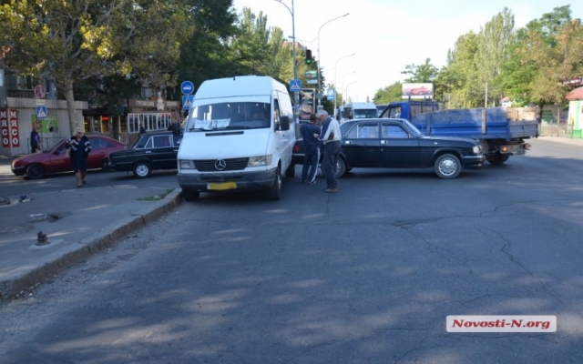 В Николаеве маршрутное такси столкнулось с В Николаеве маршрутное такси столкнулось с