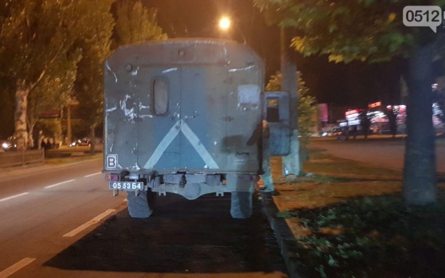 Более суток на Центральном проспекте стоит без опознавательных знаков военный автомобиль Фото № 2 Более суток на Центральном проспекте стоит без опознавательных знаков военный автомобиль Фото № 2