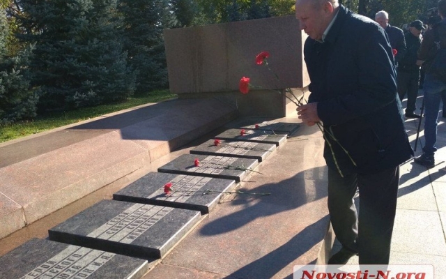 Николаевцы возложили цветы Вечному огню в честь 74-й годовщины освобождения Украины от немецко-фашистских захватчиков Фото № 13 Николаевцы возложили цветы Вечному огню в честь 74-й годовщины освобождения Украины от немецко-фашистских захватчиков Фото № 13