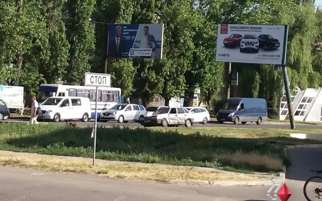 На Космонавтов столкнулись Ford и «ВАЗ», который от удара вылетел на бордюр Фото № 0 На Космонавтов столкнулись Ford и «ВАЗ», который от удара вылетел на бордюр Фото № 0