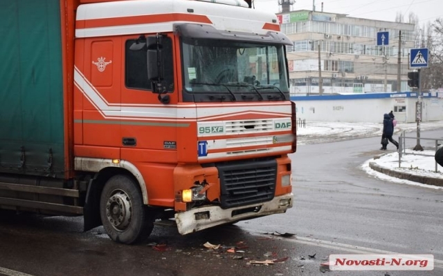 На проспекте Мира грузовик врезался в автомобиль: заблокировано движение электротранспорта, образовалась пробка Фото № 8 На проспекте Мира грузовик врезался в автомобиль: заблокировано движение электротранспорта, образовалась пробка Фото № 8