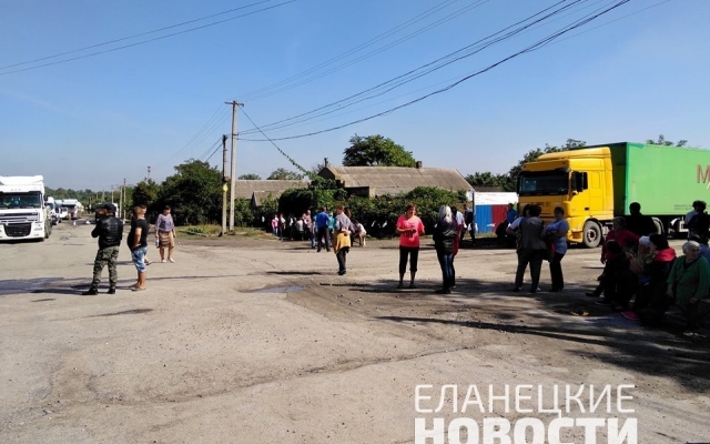 Второй день подряд жители Еланецкого района перекрывают трассу Н-14 «Николаев-Кропивницкий» Фото № 4 Второй день подряд жители Еланецкого района перекрывают трассу Н-14 «Николаев-Кропивницкий» Фото № 4
