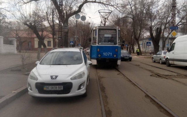 На Потемкинской автомобиль Peugeot заблокировал движение трамваев Фото № 0 На Потемкинской автомобиль Peugeot заблокировал движение трамваев Фото № 0