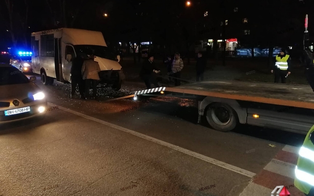 На Центральном проспекте столкнулись две маршрутки, 4 пострадавших пассажиров госпитализировали в больницу Фото № 8 На Центральном проспекте столкнулись две маршрутки, 4 пострадавших пассажиров госпитализировали в больницу Фото № 8