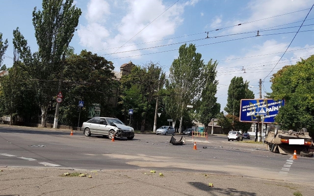 На Пограничной произошла серьезная авария, трех пострадавших отправили в больницу Фото № 3 На Пограничной произошла серьезная авария, трех пострадавших отправили в больницу Фото № 3