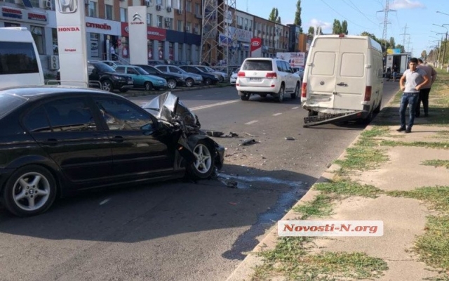 На Космонавтов автомобиль врезался в припаркованный микроавтобус Фото № 1 На Космонавтов автомобиль врезался в припаркованный микроавтобус Фото № 1