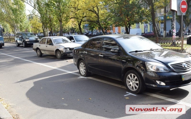 На Центральном проспекта столкнулись сразу три автомобиля, образовался большой затор на дорогах Фото № 3 На Центральном проспекта столкнулись сразу три автомобиля, образовался большой затор на дорогах Фото № 3