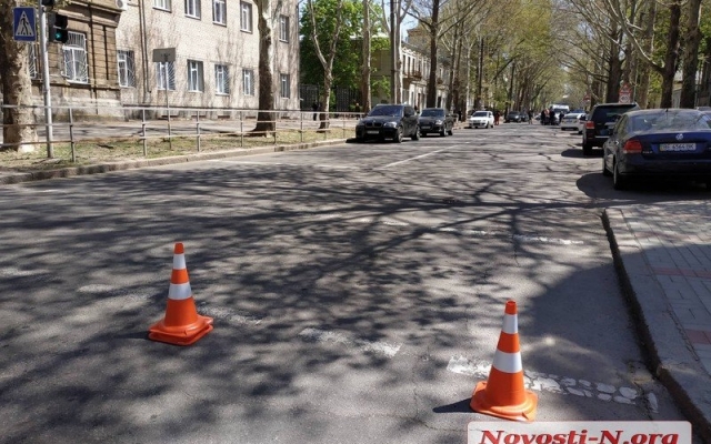 На Адмиральской автомобиль сбил школьницу Фото № 1 На Адмиральской автомобиль сбил школьницу Фото № 1