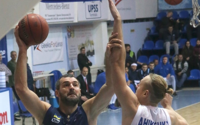 Николаевские баскетболисты вырвали победу у ныне действующих чемпионов Украины Фото № 3 Николаевские баскетболисты вырвали победу у ныне действующих чемпионов Украины Фото № 3