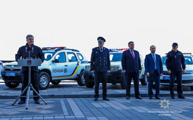 Президент Украины Петр Порошенко вручил николаевским полицейским сертификат и новый катер Фото № 8 Президент Украины Петр Порошенко вручил николаевским полицейским сертификат и новый катер Фото № 8
