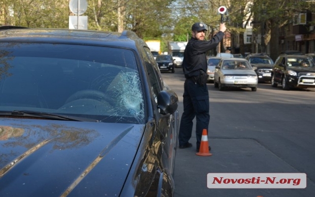 На Соборной под колесами иномарки оказался велосипедист, образовалась большая автомобильная пробка Фото № 2 На Соборной под колесами иномарки оказался велосипедист, образовалась большая автомобильная пробка Фото № 2