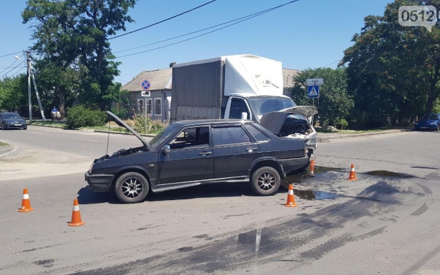 На Даля не смогли поделить перекресток «ВАЗ 21099» и «Газель», оба водителя госпитализированы в больницу Фото № 3 На Даля не смогли поделить перекресток «ВАЗ 21099» и «Газель», оба водителя госпитализированы в больницу Фото № 3