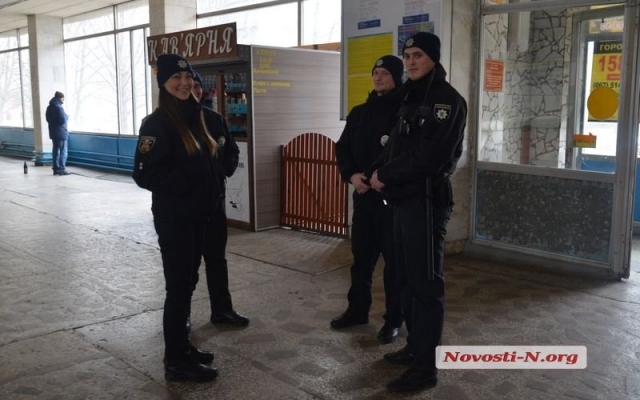 В Николаеве эвакуировали пассажиров ж/д вокзала: в здании обнаружили «бомбу» Фото № 4 В Николаеве эвакуировали пассажиров ж/д вокзала: в здании обнаружили «бомбу» Фото № 4