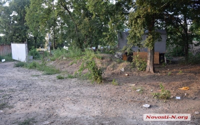 Забор вокруг скандальной стройки в микрорайоне «Леваневцев» начали восстанавливать Фото № 9 Забор вокруг скандальной стройки в микрорайоне «Леваневцев» начали восстанавливать Фото № 9