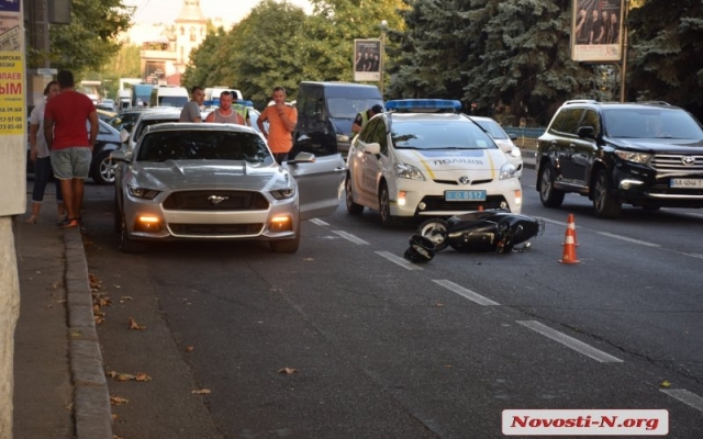 На Центральном проспекте мопеде Honda dio влетел в автомобиль Ford Mustang, есть пострадавшие Фото № 3 На Центральном проспекте мопеде Honda dio влетел в автомобиль Ford Mustang, есть пострадавшие Фото № 3
