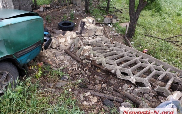 В Николаеве на Херсонском шоссе два автомобиля протаранили друг друга, одна из машин врезалась в забор Фото № 4 В Николаеве на Херсонском шоссе два автомобиля протаранили друг друга, одна из машин врезалась в забор Фото № 4