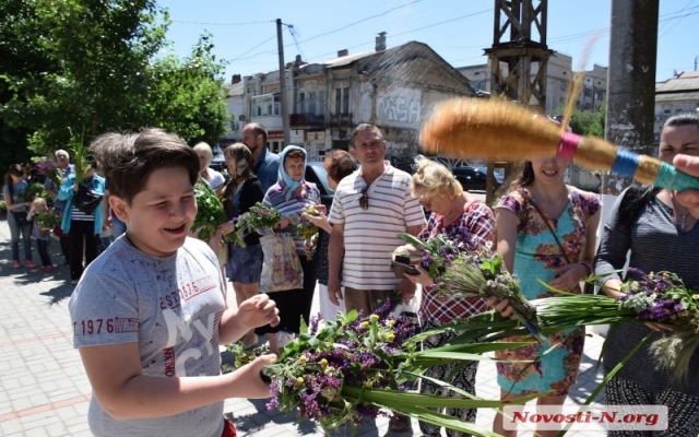 Православные Николаева сегодня отмечают день Святой Троицы Фото № 0 Православные Николаева сегодня отмечают день Святой Троицы Фото № 0