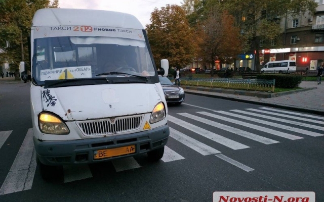 На пешеходном переходе маршрутка сбила девушку, пострадавшую доставили в больницу Фото № 2 На пешеходном переходе маршрутка сбила девушку, пострадавшую доставили в больницу Фото № 2