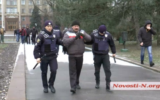 В Николаеве сторонники Михеила Саакашвили требуют отставки Президента Украины Петра Порошенко Фото № 2 В Николаеве сторонники Михеила Саакашвили требуют отставки Президента Украины Петра Порошенко Фото № 2
