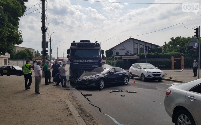 В Николаеве произошла авария с участием трех транспортных средств и пострадавшими Фото № 4 В Николаеве произошла авария с участием трех транспортных средств и пострадавшими Фото № 4