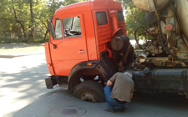 На Лесковой 50-тонный грузовик продавил асфальт, «Николаевводоканал» требует запретить проезд большегрузов на этой улице Фото № 0 На Лесковой 50-тонный грузовик продавил асфальт, «Николаевводоканал» требует запретить проезд большегрузов на этой улице Фото № 0