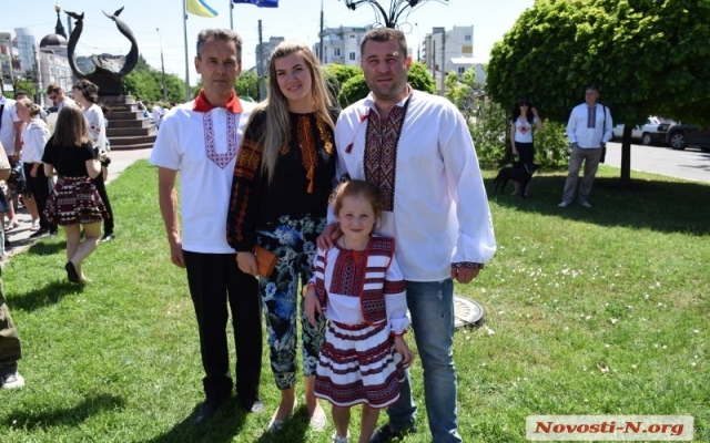 Жители Николаева прошли традиционным парадом по улицам нашего города Фото № 5 Жители Николаева прошли традиционным парадом по улицам нашего города Фото № 5