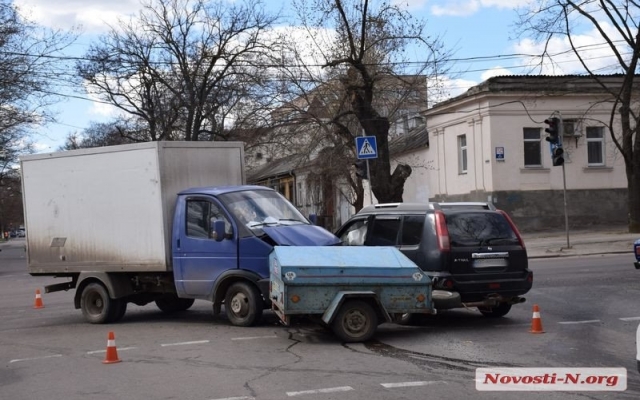 В центре Николаева кроссовер не поделил перекресток с грузовым фургоном Фото № 2 В центре Николаева кроссовер не поделил перекресток с грузовым фургоном Фото № 2