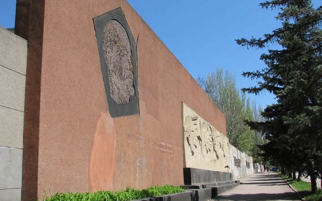 Бригада рабочих выломала часть стены с профилем Владимира Ленина и залатала дыру шлакоблоками Фото № 0 Бригада рабочих выломала часть стены с профилем Владимира Ленина и залатала дыру шлакоблоками Фото № 0