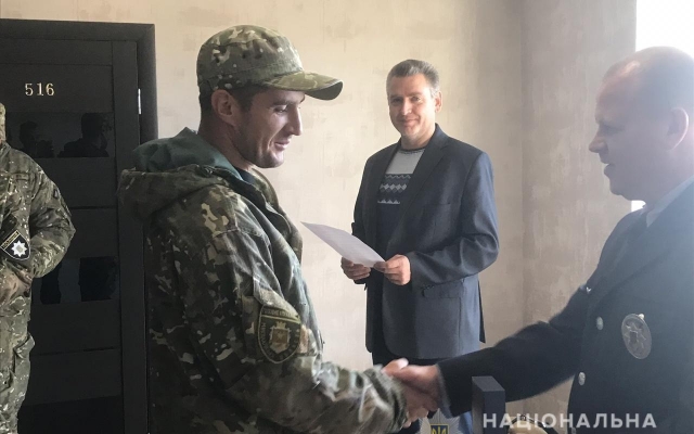 Николаевским полицейским в зоне ООС вручили погоны и награды ко Дню защитника Украины Фото № 0 Николаевским полицейским в зоне ООС вручили погоны и награды ко Дню защитника Украины Фото № 0