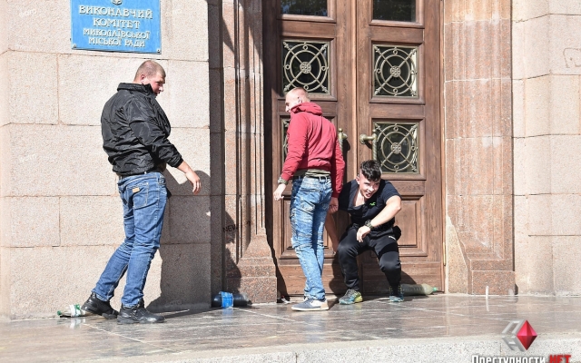 У здания Николаевской мэрии спецназ полиции провел учения и отрабатывал действия на случай нападения радикалов Фото № 6 У здания Николаевской мэрии спецназ полиции провел учения и отрабатывал действия на случай нападения радикалов Фото № 6