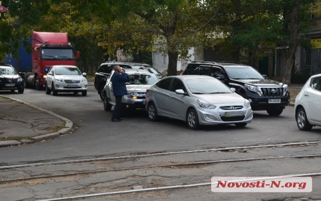 В Николаеве произошло ДТП на пересечении улицы Сенной и Корабелов Фото № 3 В Николаеве произошло ДТП на пересечении улицы Сенной и Корабелов Фото № 3
