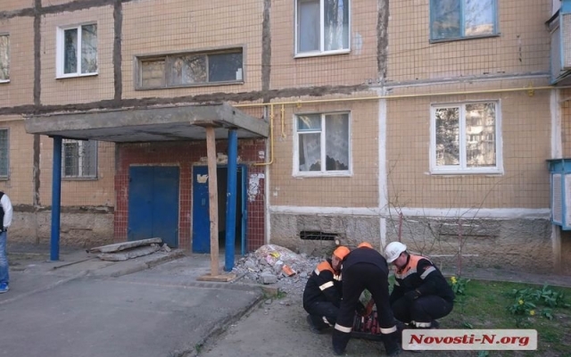 Обрушилась стена и перегородила вход в подъезд жилого дома Фото № 4 Обрушилась стена и перегородила вход в подъезд жилого дома Фото № 4