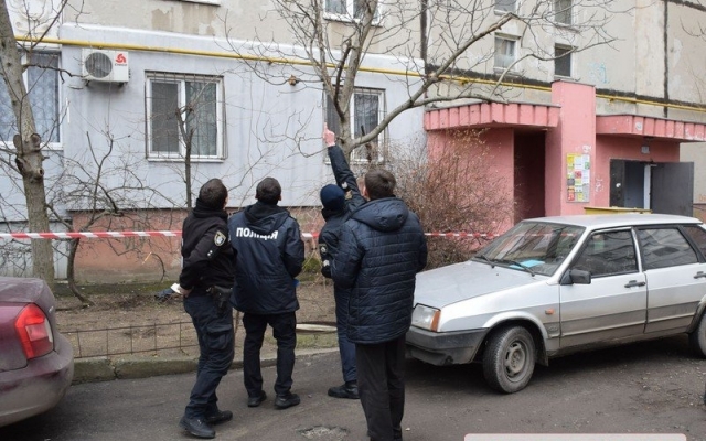 На Лазурной мужчина выбросился из окна многоэтажного дома Фото № 5 На Лазурной мужчина выбросился из окна многоэтажного дома Фото № 5
