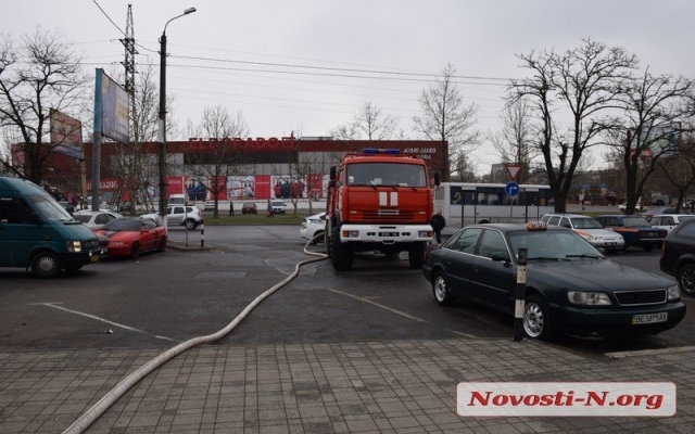 На Николаевском междугородном автовокзале полностью сгорел торговый киоск Фото № 5 На Николаевском междугородном автовокзале полностью сгорел торговый киоск Фото № 5