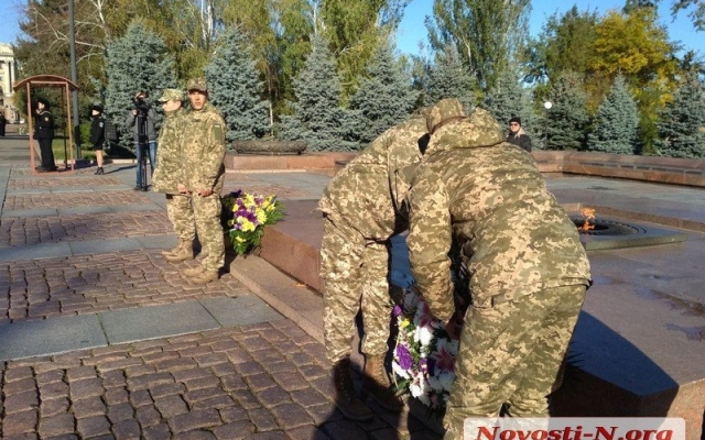 Николаевцы возложили цветы Вечному огню в честь 74-й годовщины освобождения Украины от немецко-фашистских захватчиков Фото № 9 Николаевцы возложили цветы Вечному огню в честь 74-й годовщины освобождения Украины от немецко-фашистских захватчиков Фото № 9
