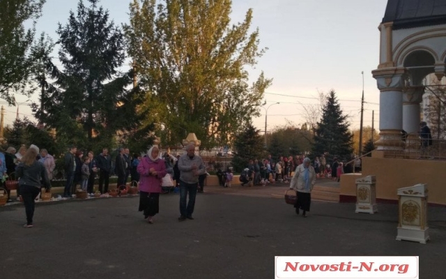 Православные жители Николаева отмечают Светлое Христово Воскресение и освящают пасхальные куличи Фото № 8 Православные жители Николаева отмечают Светлое Христово Воскресение и освящают пасхальные куличи Фото № 8