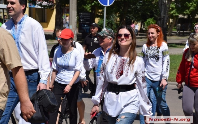 Жители Николаева прошли традиционным парадом по улицам нашего города Фото № 0 Жители Николаева прошли традиционным парадом по улицам нашего города Фото № 0