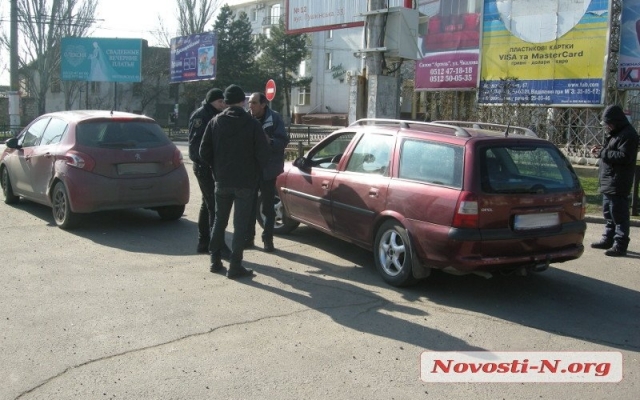 Из-за аварии на Пушкинском кольце образовался затор Фото № 0 Из-за аварии на Пушкинском кольце образовался затор Фото № 0