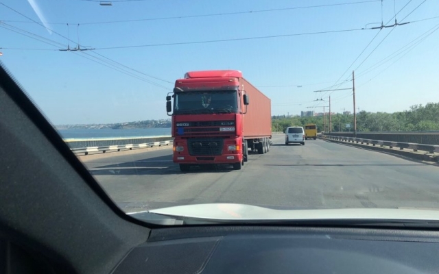 На Ингульском мосту сломался грузовой автомобиль DAF, затруднено движение транспорта Фото № 1 На Ингульском мосту сломался грузовой автомобиль DAF, затруднено движение транспорта Фото № 1