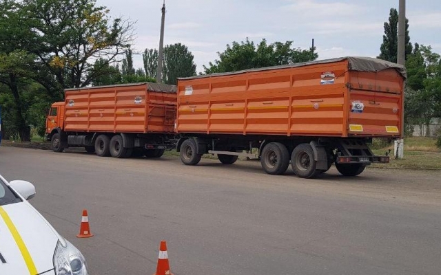 Авария при въезде в Николаев: мотоцикл «влетел» в припаркованный «КамАЗ», есть пострадавшие Фото № 0 Авария при въезде в Николаев: мотоцикл «влетел» в припаркованный «КамАЗ», есть пострадавшие Фото № 0