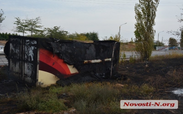 На объездной трассе возле Николаева затруднено движение из-за пожара Фото № 2 На объездной трассе возле Николаева затруднено движение из-за пожара Фото № 2