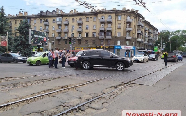 Огромная пробка в центре Николаева: столкнулись два автомобиля Фото № 11 Огромная пробка в центре Николаева: столкнулись два автомобиля Фото № 11