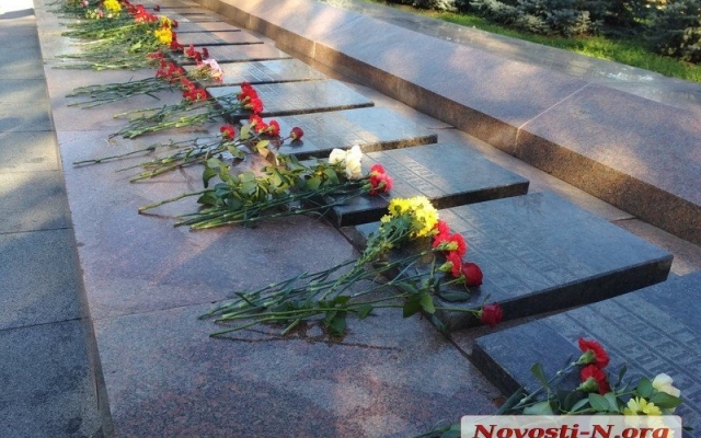 Николаевцы возложили цветы Вечному огню в честь 74-й годовщины освобождения Украины от немецко-фашистских захватчиков Фото № 7 Николаевцы возложили цветы Вечному огню в честь 74-й годовщины освобождения Украины от немецко-фашистских захватчиков Фото № 7