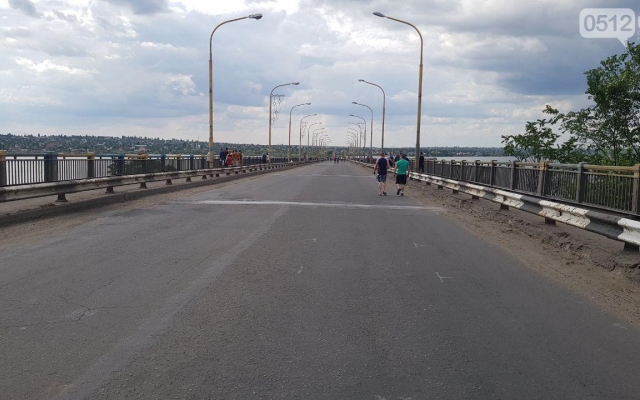 Варваровский и Ингульский мосты разводили для прохождения десантного корабля «Юрий Олефиренко» Фото № 7 Варваровский и Ингульский мосты разводили для прохождения десантного корабля «Юрий Олефиренко» Фото № 7