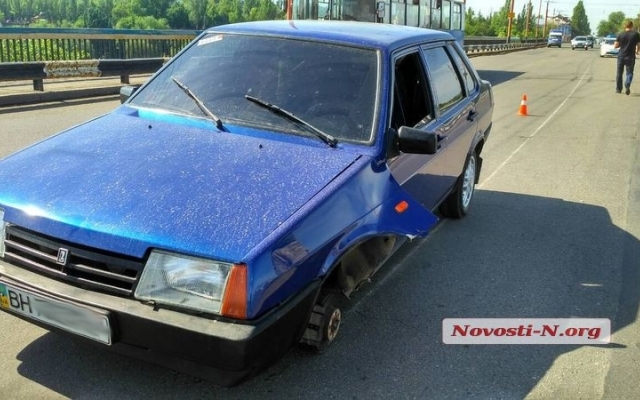 На Ингульском мосту у автомобиля отвалилось колесо, ударилось в иномарку и улетело в реку Фото № 3 На Ингульском мосту у автомобиля отвалилось колесо, ударилось в иномарку и улетело в реку Фото № 3