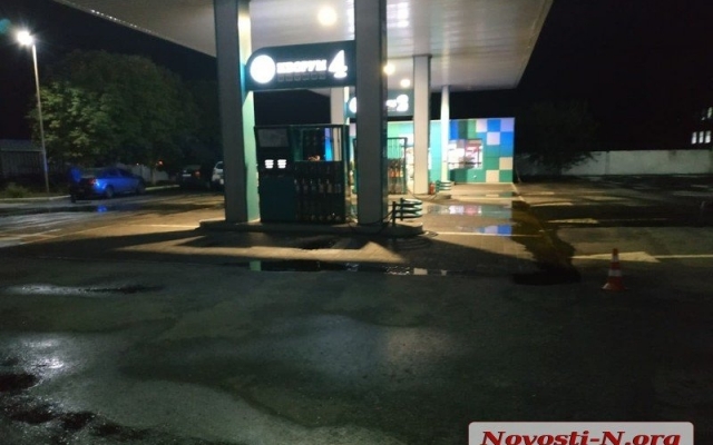 На одной из николаевских автозаправок из цистерны вытекли несколько тонн подсолнечного масла Фото № 6 На одной из николаевских автозаправок из цистерны вытекли несколько тонн подсолнечного масла Фото № 6