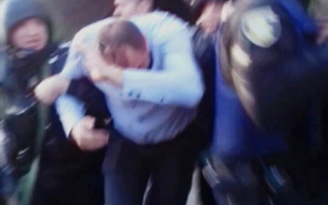 Николаевского депутата забросали яйцами Фото № 1 Николаевского депутата забросали яйцами Фото № 1