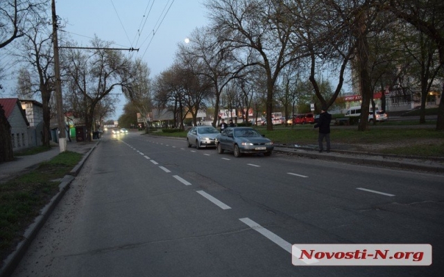 На Центральном проспекте из-за ямы столкнулись два автомобиля Фото № 3 На Центральном проспекте из-за ямы столкнулись два автомобиля Фото № 3